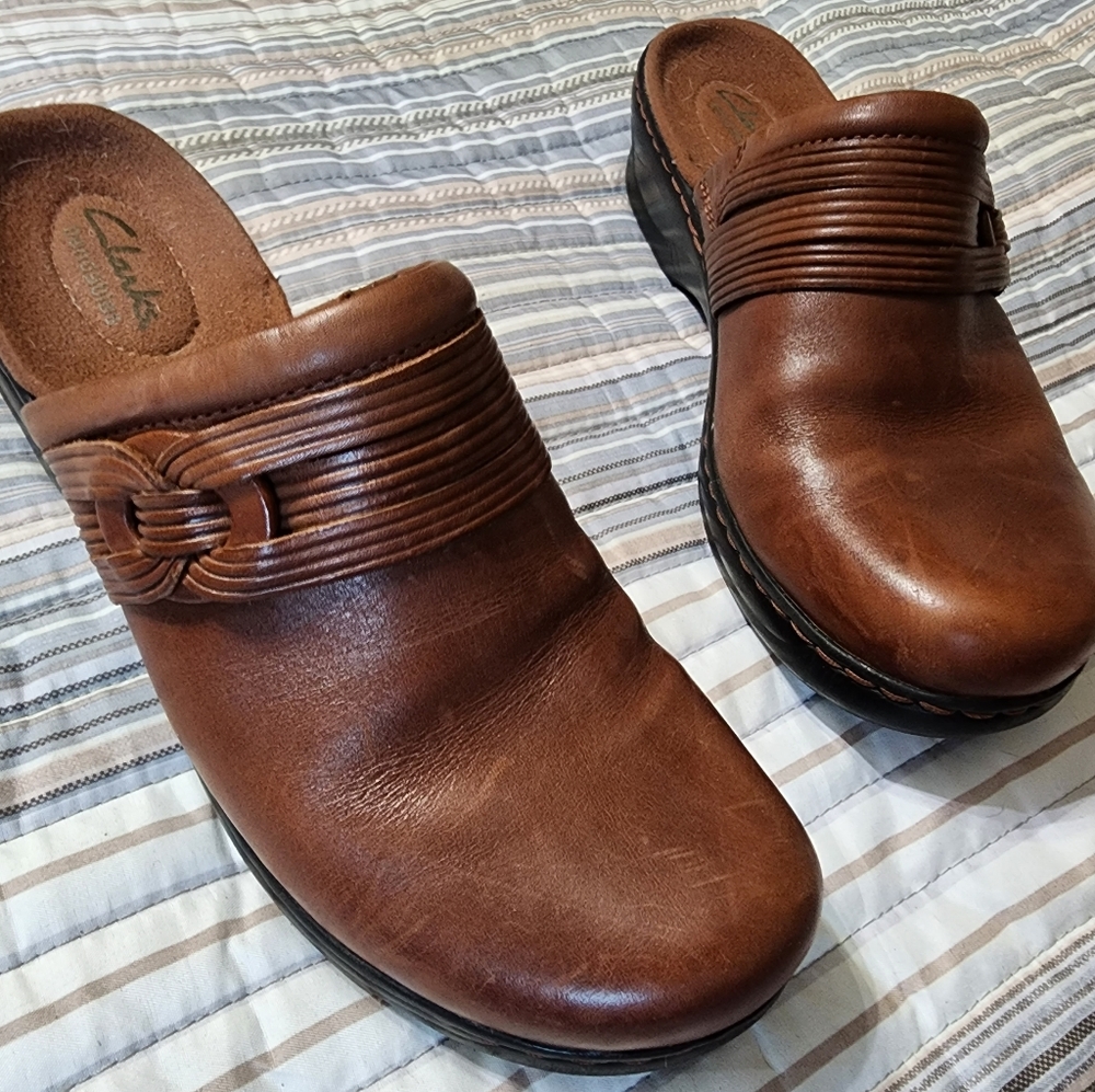 Clarks slip ons/clogs